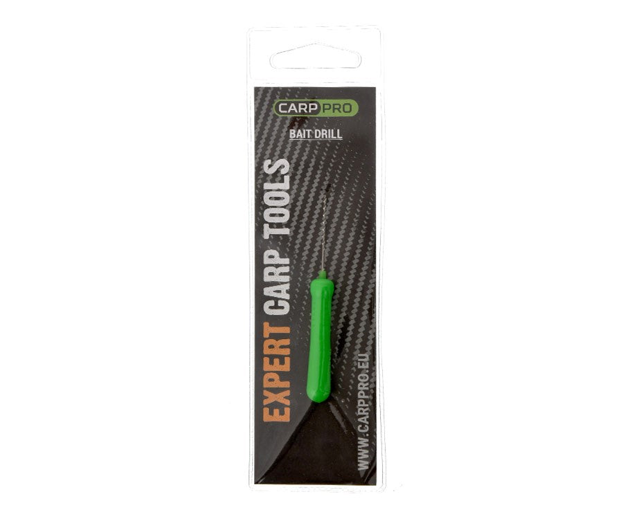 Игла CARP PRO FINE BAITING NEEDLE CP3986 на зелен фон, идеална за поставяне на примамки.