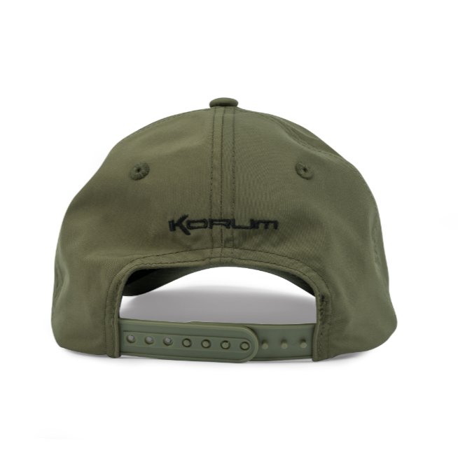 Шапка KORUM Rope Hat Barbel - задната част с етикет KORUM, стилен и практичен дизайн.