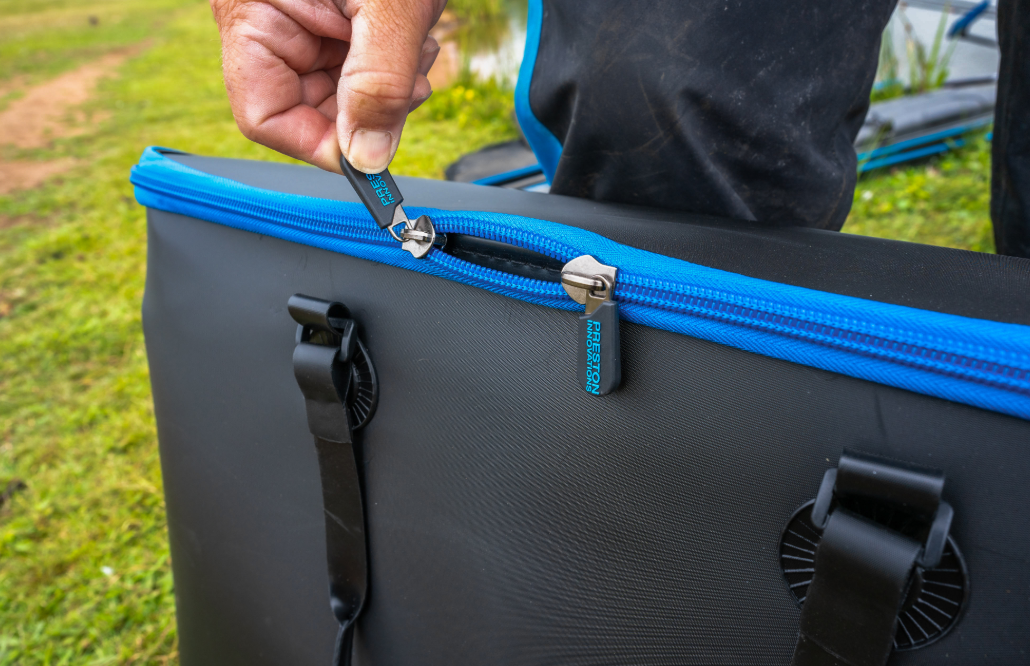 Чанта за живарник PRESTON Supera X Small Eva Net Bag zipper detail being handled by a fisherman