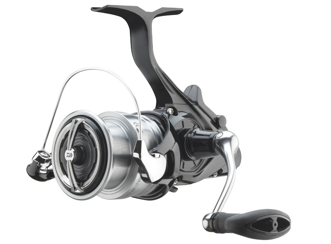 Байтрънър макара DAIWA 24 EMCAST BR LT с Airdrive дизайн, компактна и подходяща за сладководен риболов.