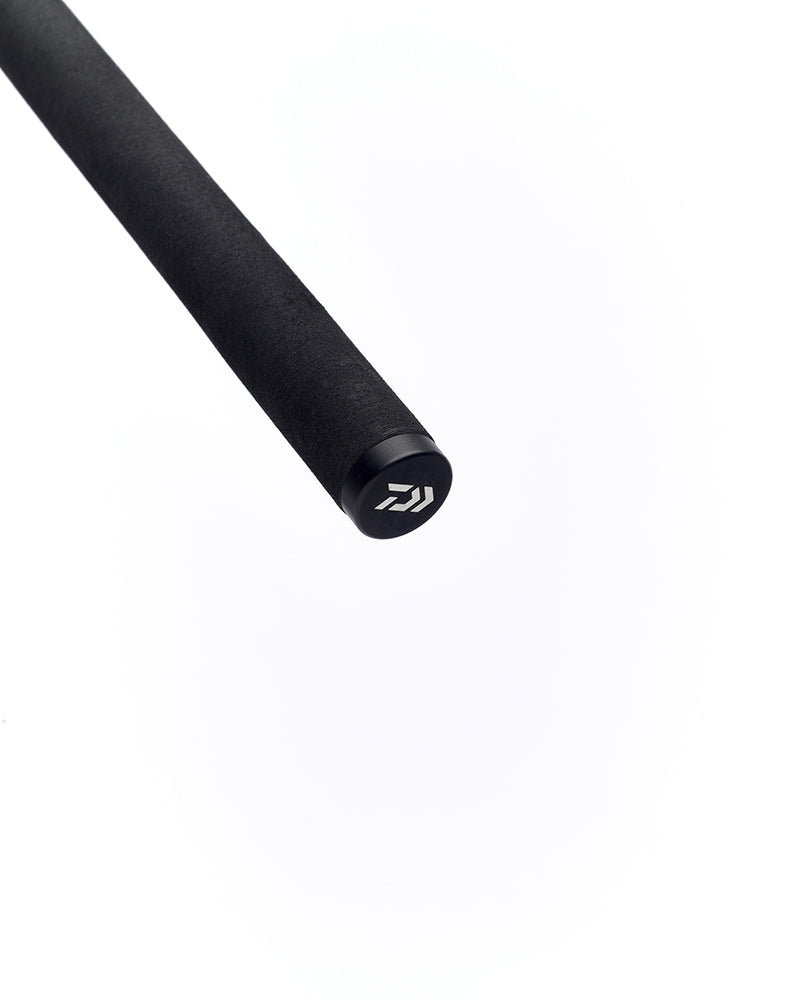 Шаранджийска въдица DAIWA BLACK WIDOW XT CARP - 12ft/3.65m/3.5LB (2 части) с черна гумирана дръжка.