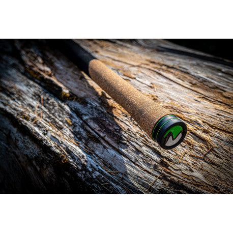 Фидер въдица MAVER SUPERLITHIUM FEEDER SILVER FISH 11FT - 3.30M/20-60G детайл на дръжката върху дървесна повърхност