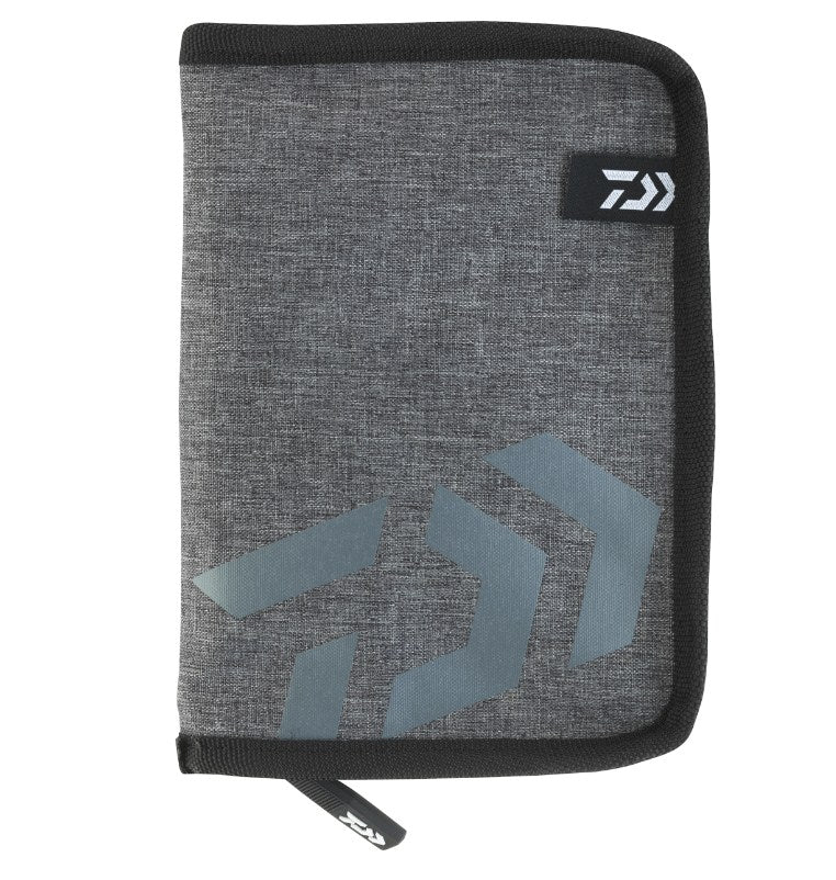 Чанта DAIWA D-VEC DOCUMENT POUCH - качествена чанта за документи с водоотблъскващ цип и вътрешен химикал.