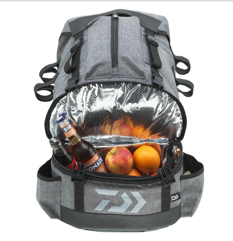 Раница DAIWA D-VEC RUCKSACK 30L с охлаждащо отделение и напитки, пълна с плодове.
