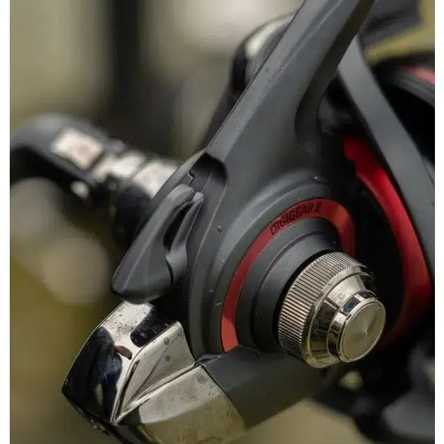 Макара за фидер 21 DAIWA TOURNAMENT FEEDER 25QD с детайли на дръжката и механизма.