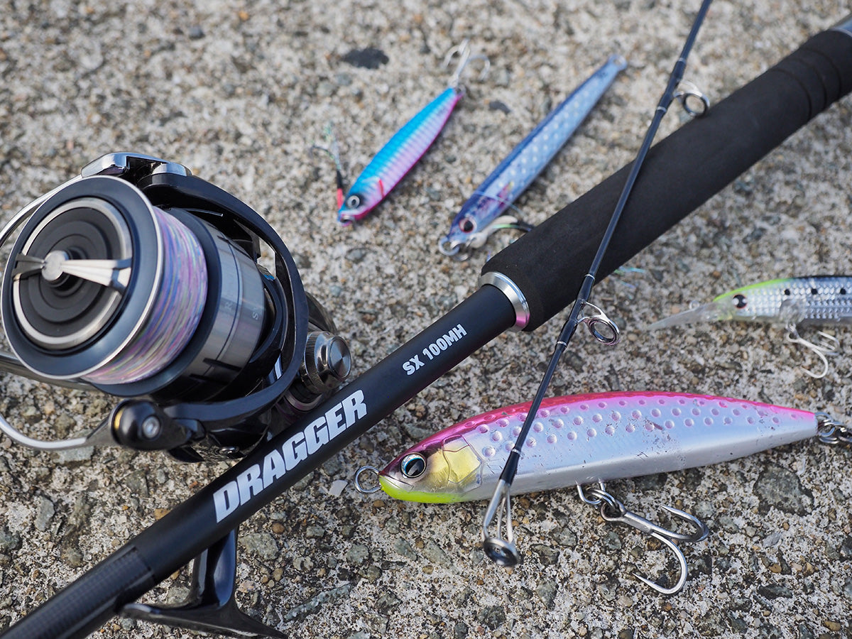 Спининг въдици за shore jigging риболов DAIWA Dragger SX с примамки на скалиста повърхност.
