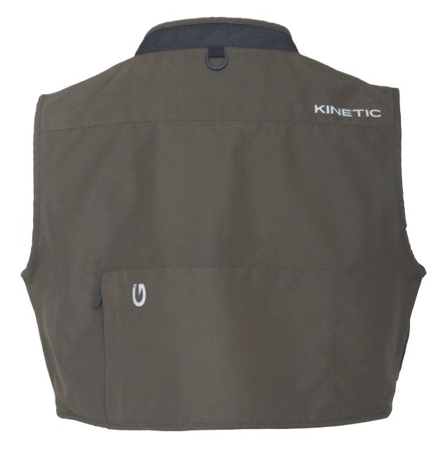 Елек Kinetic Strider Vest Olive - задната част с джоб и логото на Kinetic на тъмен фон.