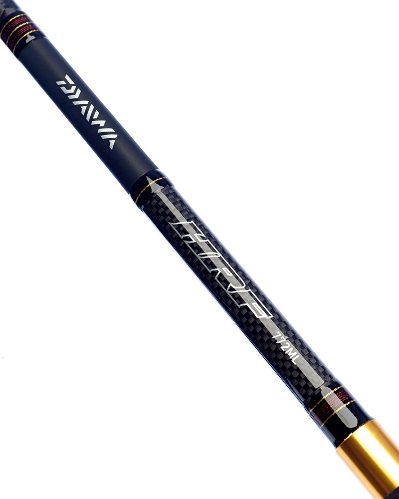 Спининг въдица DAIWA GEKKABIJIN HRF - 8"4'/2.54m/7-28g с карбонова конструкция и стилен дизайн.