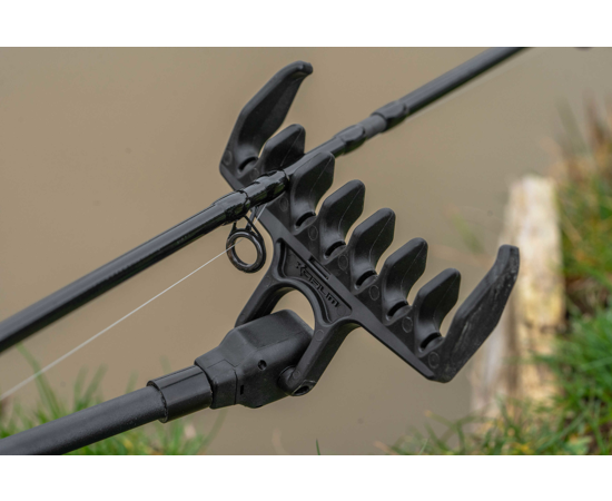 Прикачно KORUM ANGLE TILT - QUIVER REST в действие, показващо наклона на опората и въдицата.