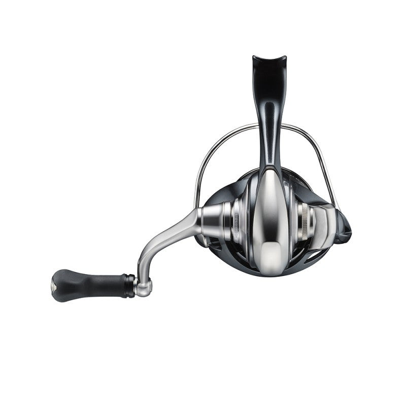 Макара DAIWA 24 CERTATE(G) LT в черно и сребристо с удобно захващане.
