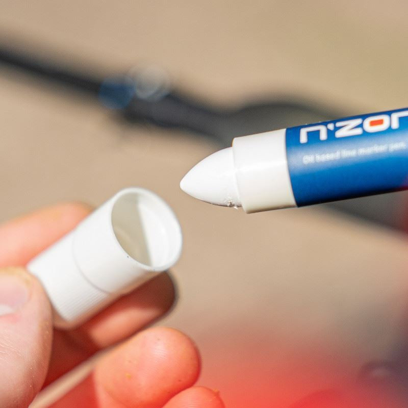 Маркер за влакно N'ZON LINE MARKER PEN - Бял в ръка, готов за употреба за маркиране на риболовни влакна.