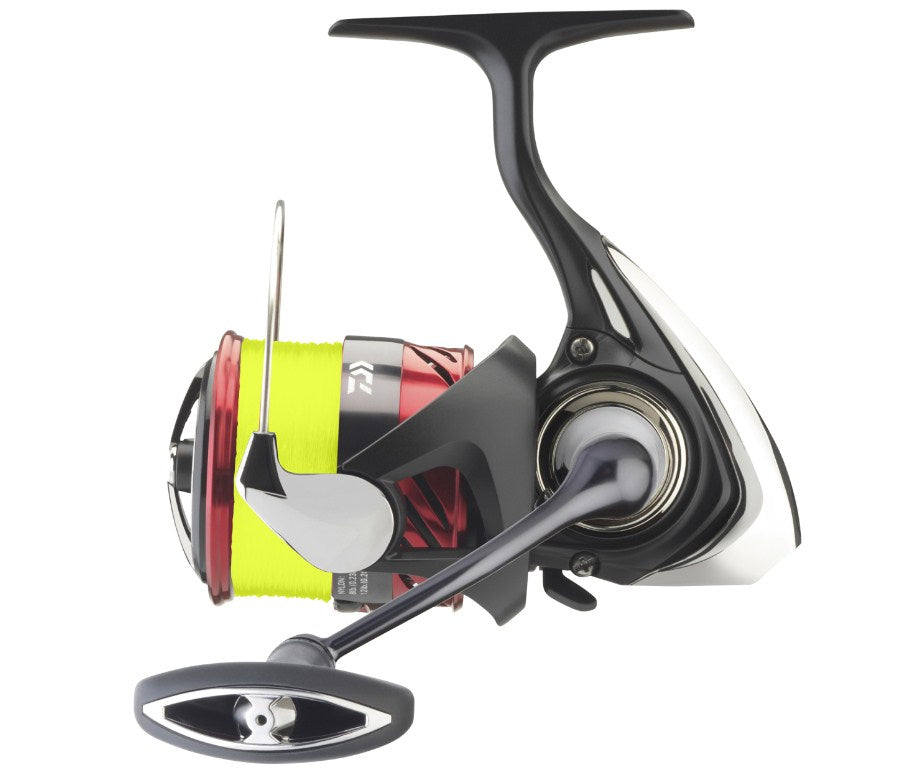 Макара с преден аванс DAIWA 23 NINJA LT+J-BRAID X4 YELLOW с черен и червен дизайн и жълта нишка.