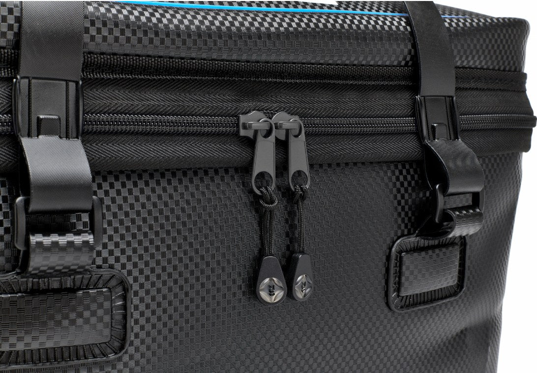 Хладилна чанта Daiwa N'ZON EVA COOL BAG с затваряне и качествени ципове.