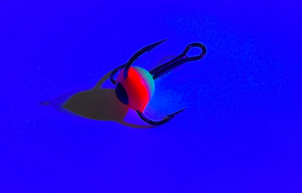 UV тройка за зимна блесна MUSTAD в ярки цветове на син фон, идеална за подледен риболов.