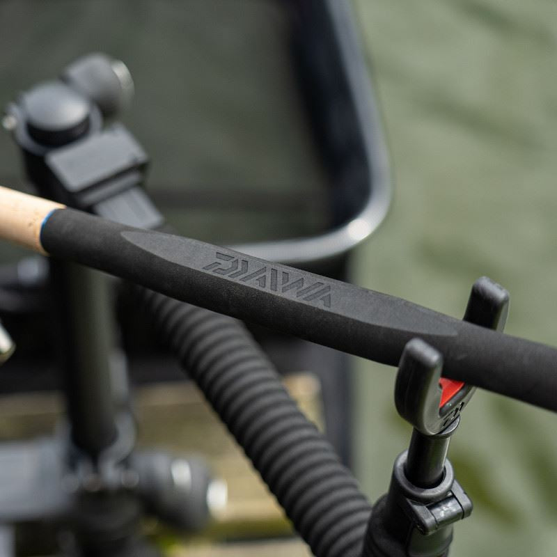 Заден държач за въдица - DAIWA NZON DUAL REAR ROD REST with a close-up of the rod grip and reel support.