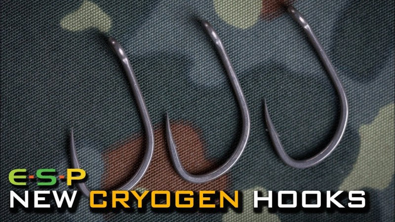 Куки за Carp Fishing ESP CRYOGEN PTFE - CLAW-HAMMER - No8 / 10бр. на фона на камуфлажна материя.