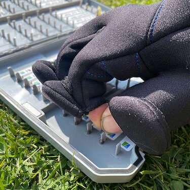 Неопренови ръкавици PRESTON Neoprene Gloves използвани за прецизни действия на ръка в студено време.