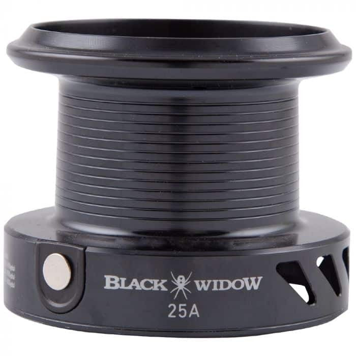 РЕЗЕРВНА ШПУЛА за DAIWA BLACK WIDOW 25A в черен цвят, идеална за замяна и подобряване на риболовната техника.