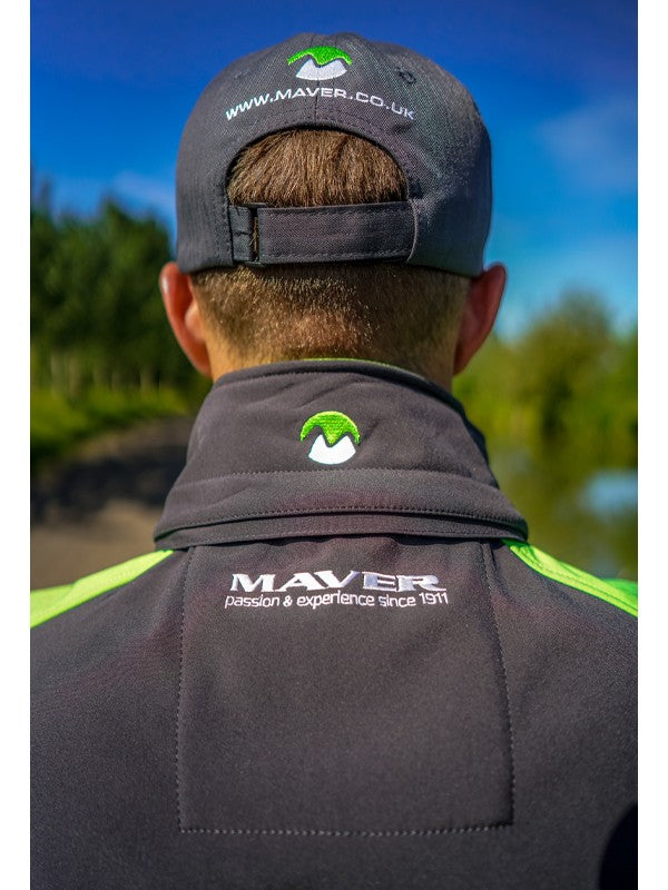 Яке MAVER PERFORMANCE SOFTSHELL JACKET на мъж с шапка и цветен дизайн, гледано отзад на открито.