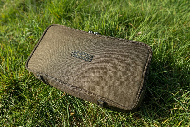 Чанта AVID Compound Pouch на трева, идеална за удобно разпределение на аксесоари.