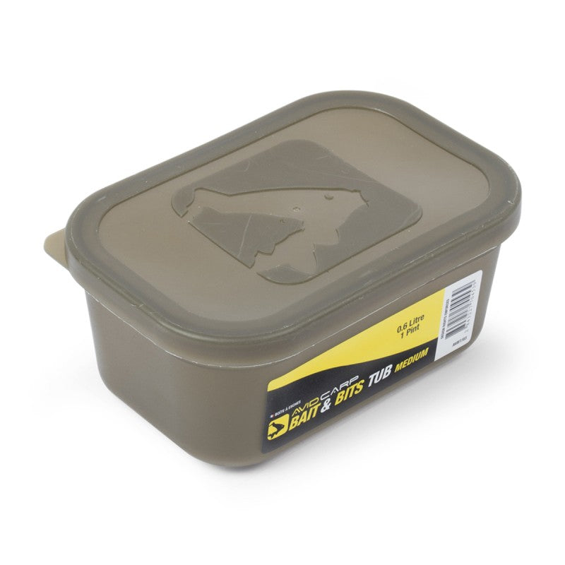 Кутия за стръв AVID BAIT & BITS TUB - MEDIUM 0.6L с плътен капак, идеална за съхранение на стръв и аксесоари.
