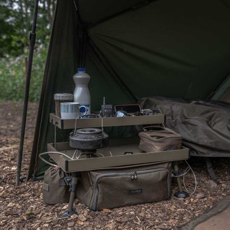 Масичка на две нива с органайзер AVID Double Decker Bivvy Organiser с аксесоари за риболов.