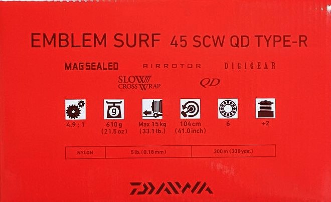 Макара DAIWA 23 EMBLEM SURF 45 SCW QD TYPE-R на червен фон с данни и икони за характеристики.