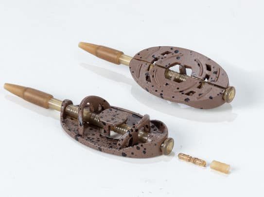 Фидер хранилки Fil Fishing QUICK CHANGE METHOD FEEDER CONNECTOR, демонстриращи система за бърза смяна.