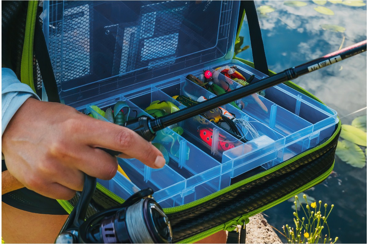 Чанта за примамки DAIWA PROREX ROVING BAG с отворени отделения, пълни с риболовни принадлежности.