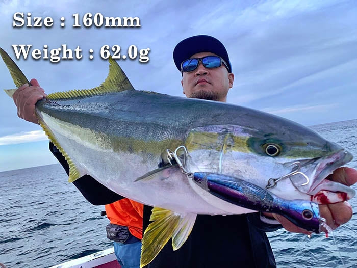 Попер DAIWA SALTIGA POP STAR 160F GALAXY ORANGE - 16cm/74gr, рыбалка с большой рыбой на фоне моря.