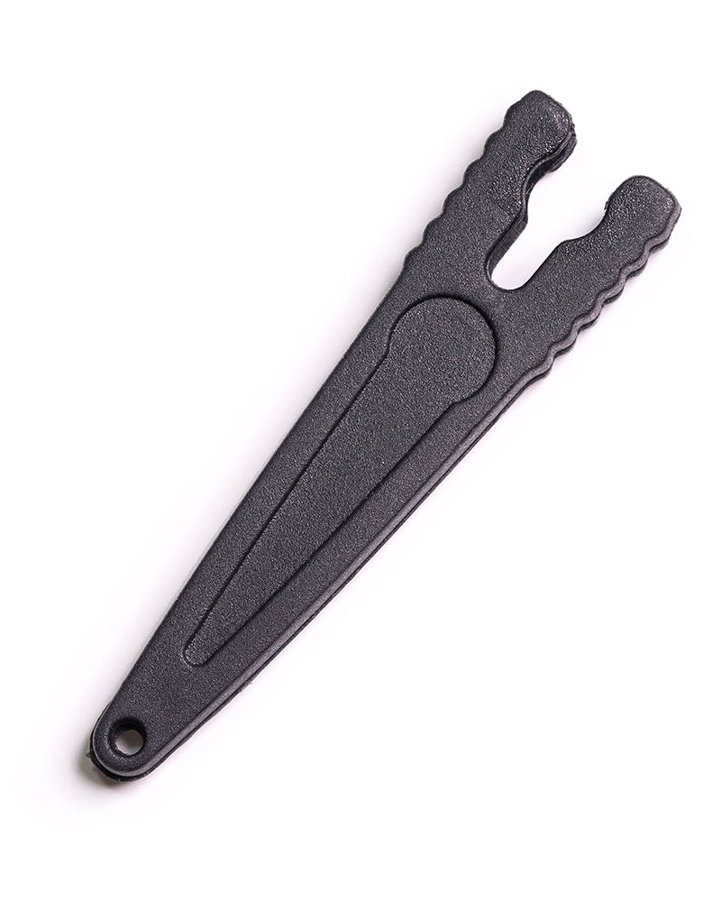 Ножица за плетени и монофилни влакна DAIWA SERRATED SCISSORS - черен инструмент с ергономичен дизайн.