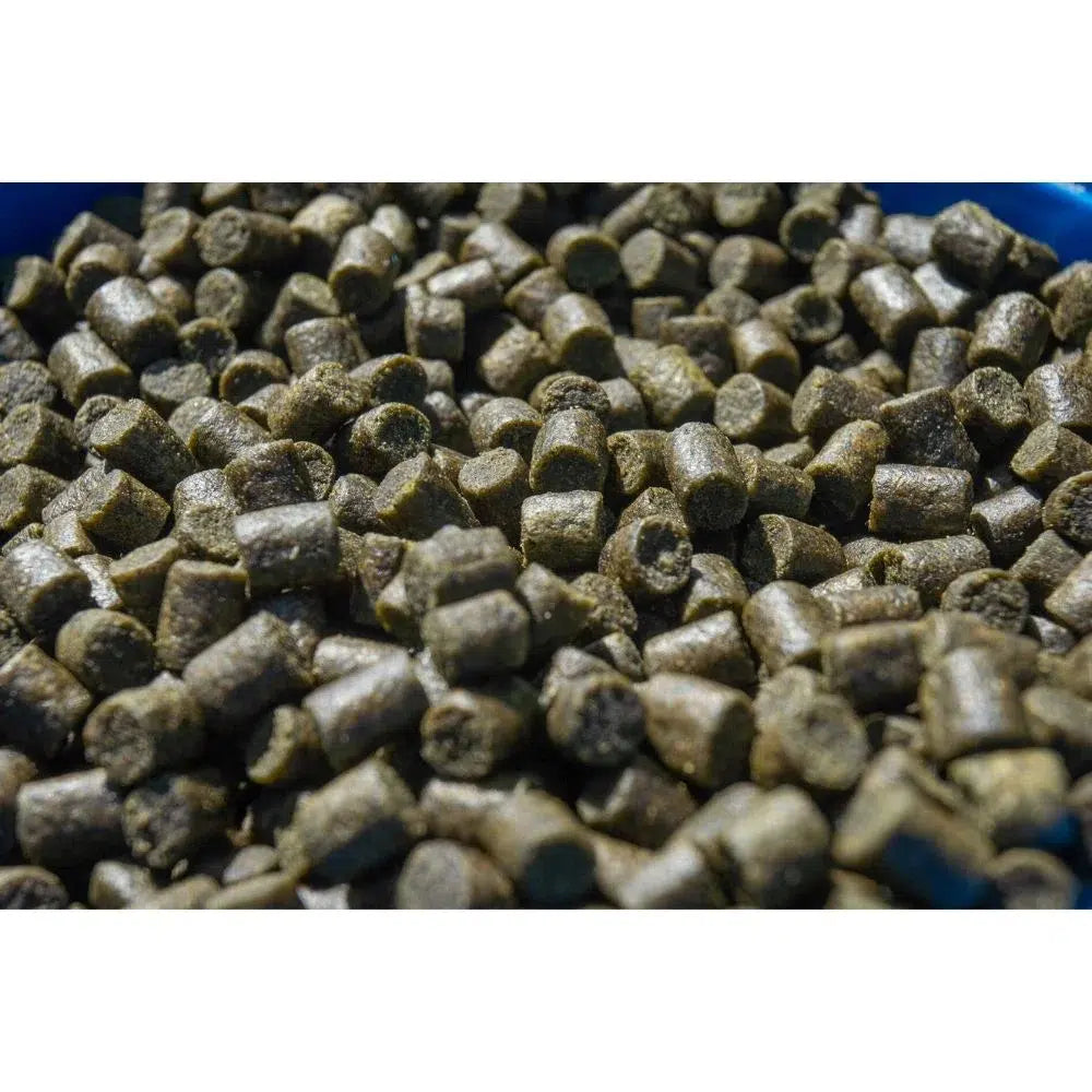 Пелети SONUBAITS Marine Green Feed Pellets 900g - 2mm в контейнери, идеални за риболов.