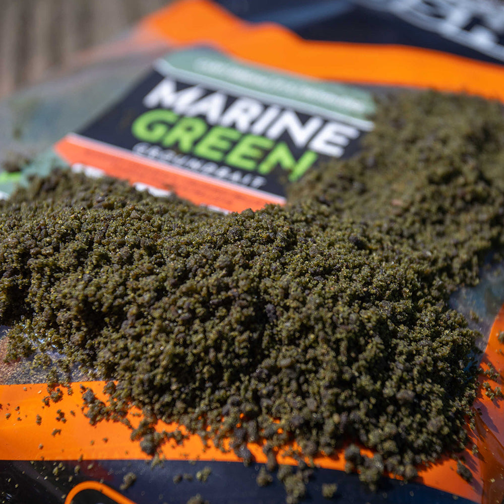 Захранка SONUBAITS Marine Green - 2kg насипна смес на близък план с ярки цветове.