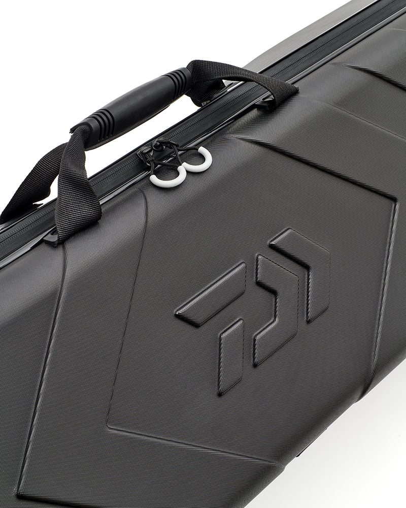 Твърд калъф за въдици DAIWA TOURNAMENT ROD CASE in black with zipper and handles.
