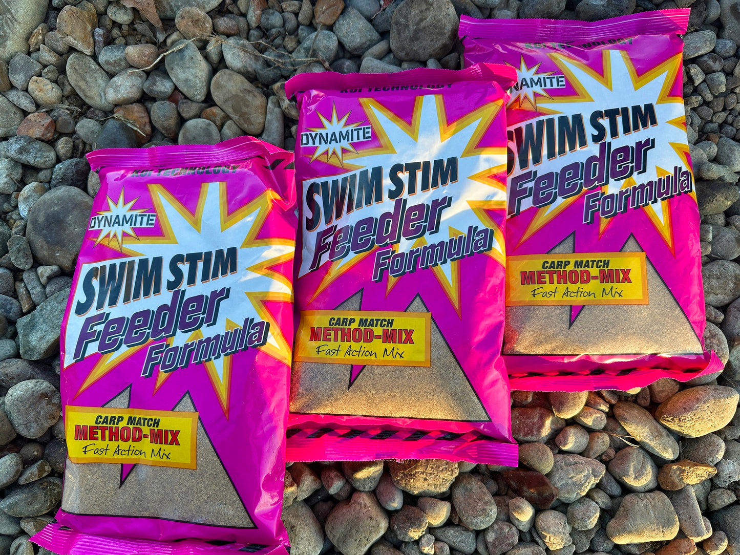 Захранка DYNAMITE Swim Stim Feeder Formula Method Mix - 900гр. в пакет за риболов, с ярък дизайн.