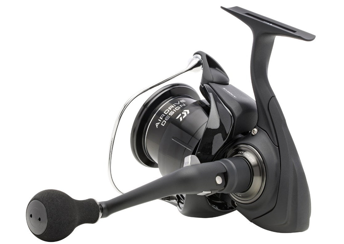 Черна фидер макара Daiwa 24 TDR QD AB с видими шпула, бигел и дълга единична дръжка на бял фон.