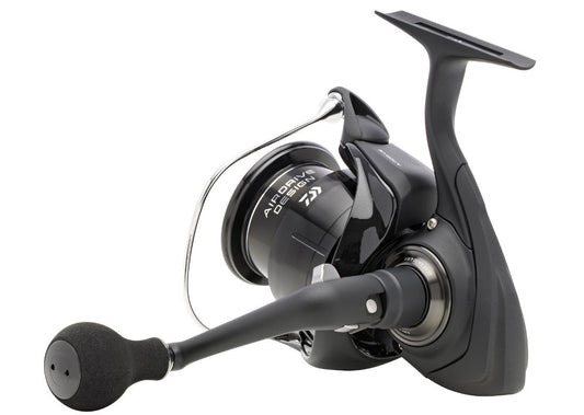 Черна фидер макара Daiwa 24 TDR QD AB с видими шпула, бигел и дълга единична дръжка на бял фон.