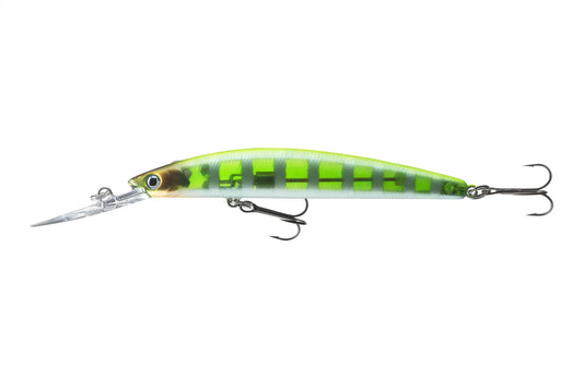 Зелен воблер Daiwa Tournament Double Clutch с тъмни ивици, прозрачна лопатка и две тройни куки, показан отстрани.