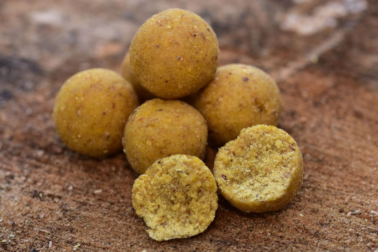 Топчета Dynamite Baits Big Fish Sweet Tiger & Corn Boilies - 1kg, круглые рыболовные приманки на природе.