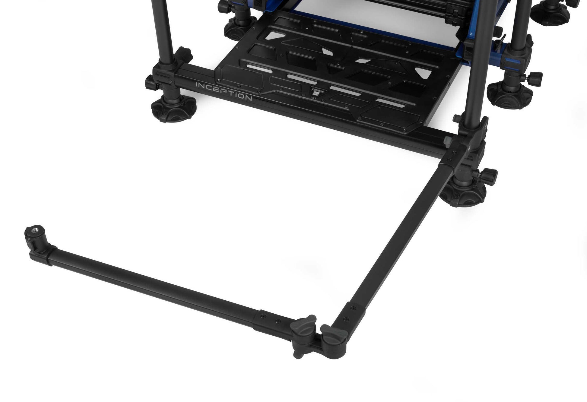 Фидер арм PRESTON SPACE SAVER 360 FEEDER ARM mounted on a fishing accessory setup.