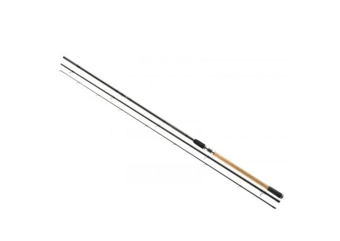 Мач въдица Daiwa '21 AQUALITE POWER MATCH 3.90m/7-30gr на бял фон, идеална за риболов.