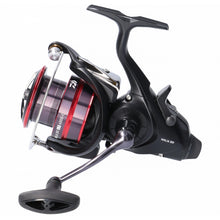 Макара DAIWA 20 NINJA BAITRUNNER LT с черен и червен дизайн и удобна дръжка за риболов