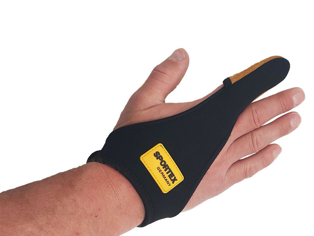 Напръстник SPORTEX Finger protection (Neoprene/leather) на ръка с велкро закрепване.