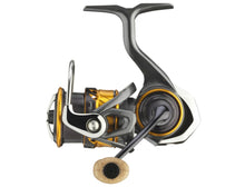 Макара с преден аванс DAIWA 22 SILVER CREEK MQ LT с оранжева шпула и черен механизъм.