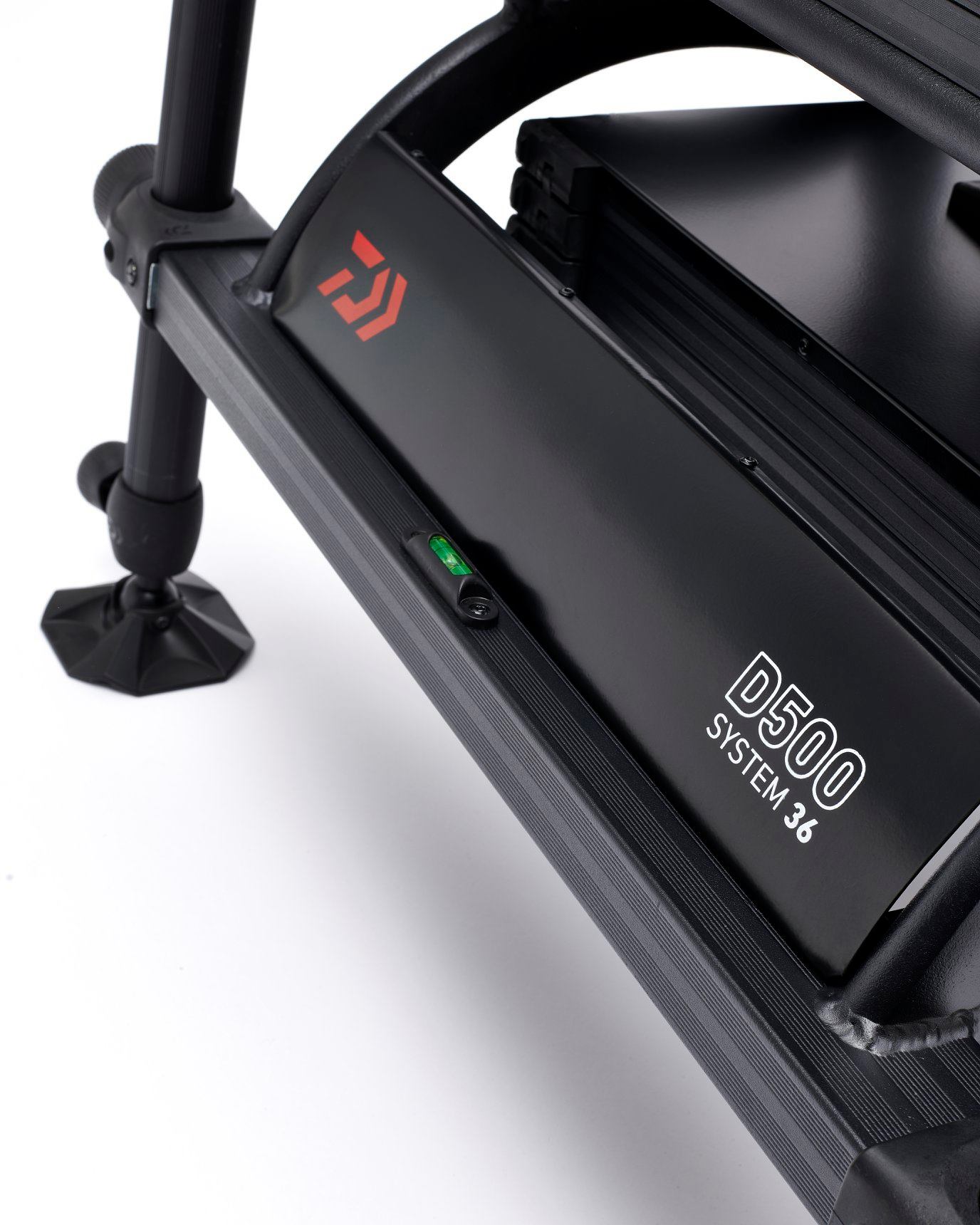 Платформа DAIWA D500SB - D36 с видимо име и нивелир, идеална за риболовни излети.