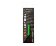 Игла CARP PRO FINE BAITING NEEDLE CP3986 на зелен фон, идеална за поставяне на примамки.