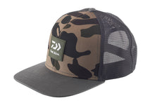 Шапка с козирка DAIWA 24 D-VEC WILD CAMO GREY, стегната и удобна, идеална за риболовни дни.