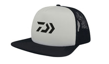 Шапка с козирка DAIWA D-VEC MESH CAP WHITE/BLACK, удобна шапка за риболов с лого Daiwa, черно-бяла.