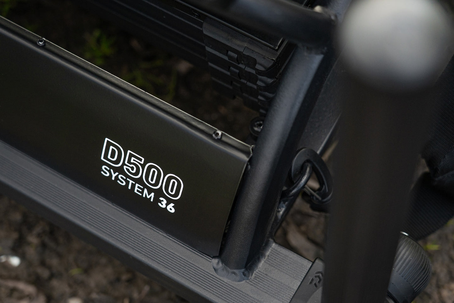 Платформа DAIWA D500SB - D36 с отличен дизайн и функционалност за риболовни приключения.