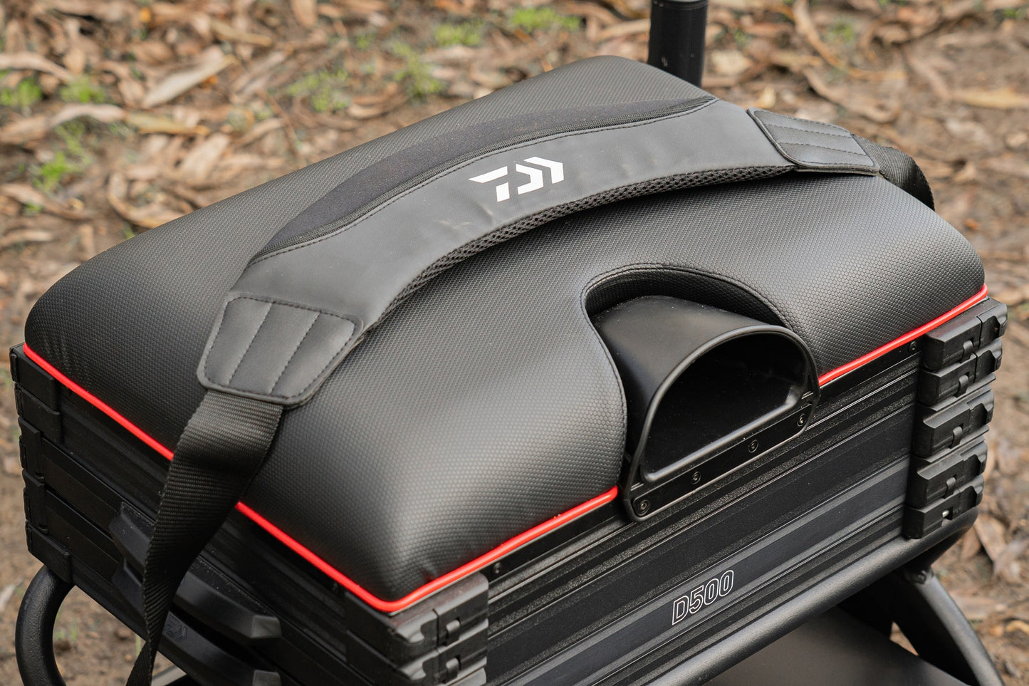 Платформа DAIWA D500SB - D36 с удобен гръб и елегантен дизайн за риболовни аксесоари.